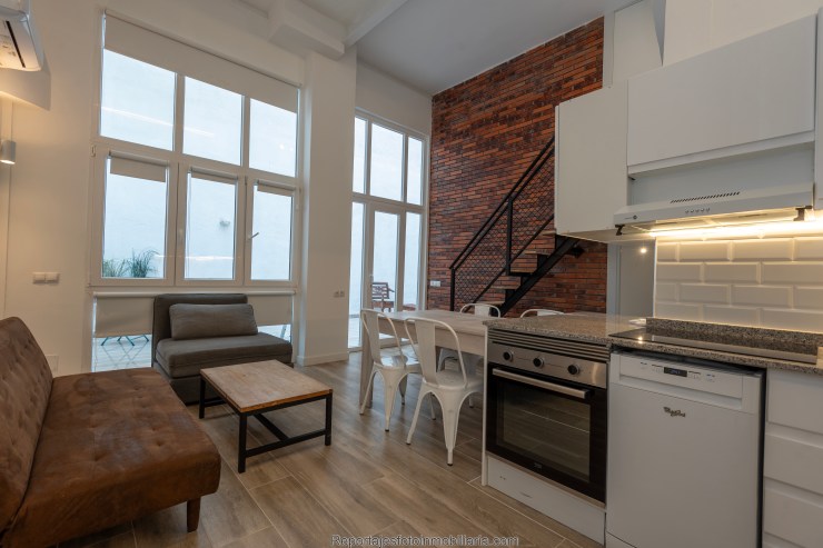 Cocina de lujo capturada en alta resolución por fotógrafo especializado en inmuebles, Madrid.