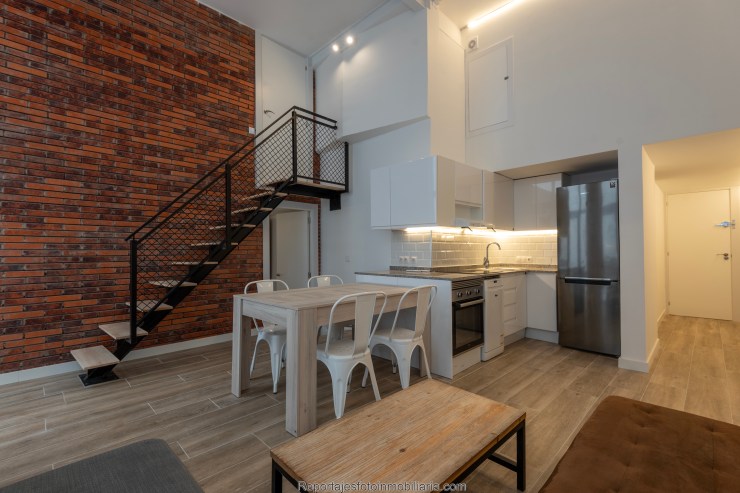 ideo plano secuenciado de baño con acabados en mármol – Producción audiovisual para alquileres turísticos.