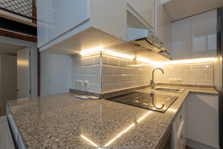 Comedor estilo minimalista captado con técnica de iluminación profesional para portales inmobiliarios.