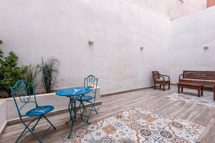 Vestíbulo capturado con iluminación cálida y edición profesional – Fotógrafo especializado en propiedades turísticas.