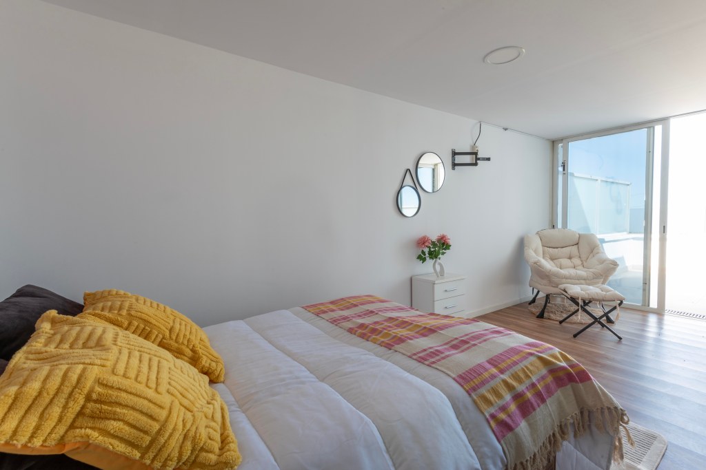 Loft moderno en Ensanche de Vallecas con diseño abierto y luz natural, fotografía profesional para inmobiliaria