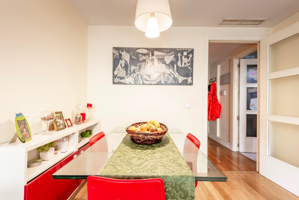 Fotografía profesional de salón con luz natural en piso de Parque de Pinar de Chamartín, Madrid Norte