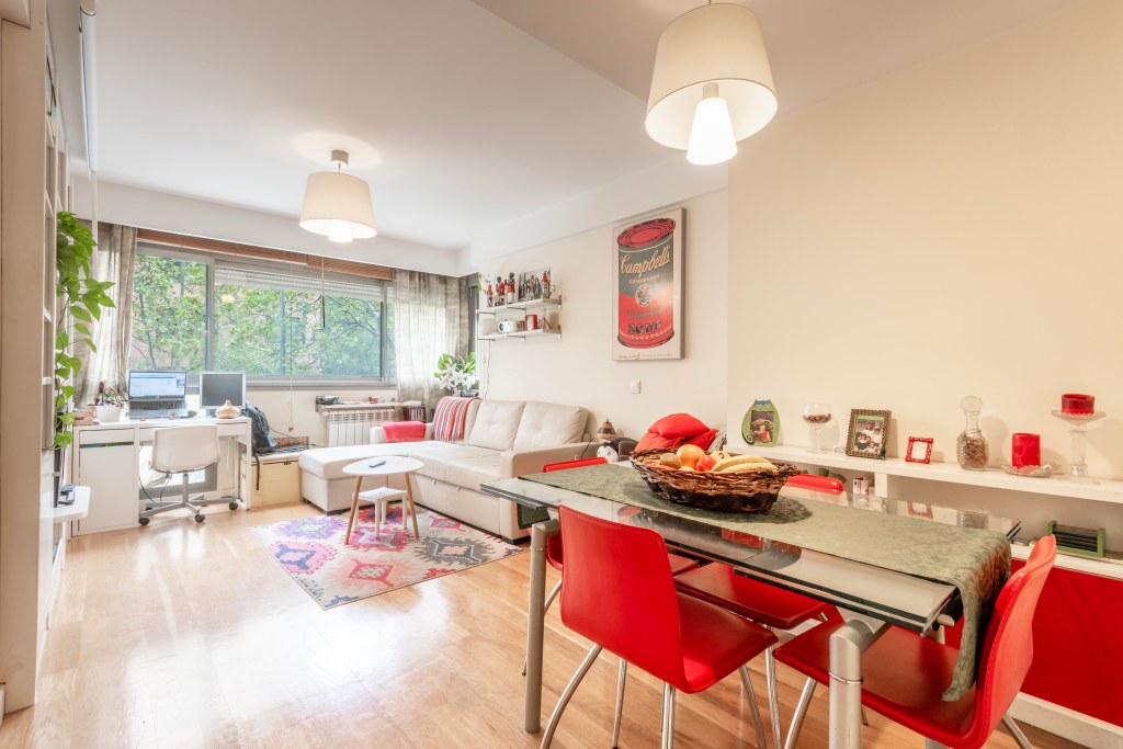 Cocina moderna con isla en piso de 80m², fotografiada para portales inmobiliarios como Idealista