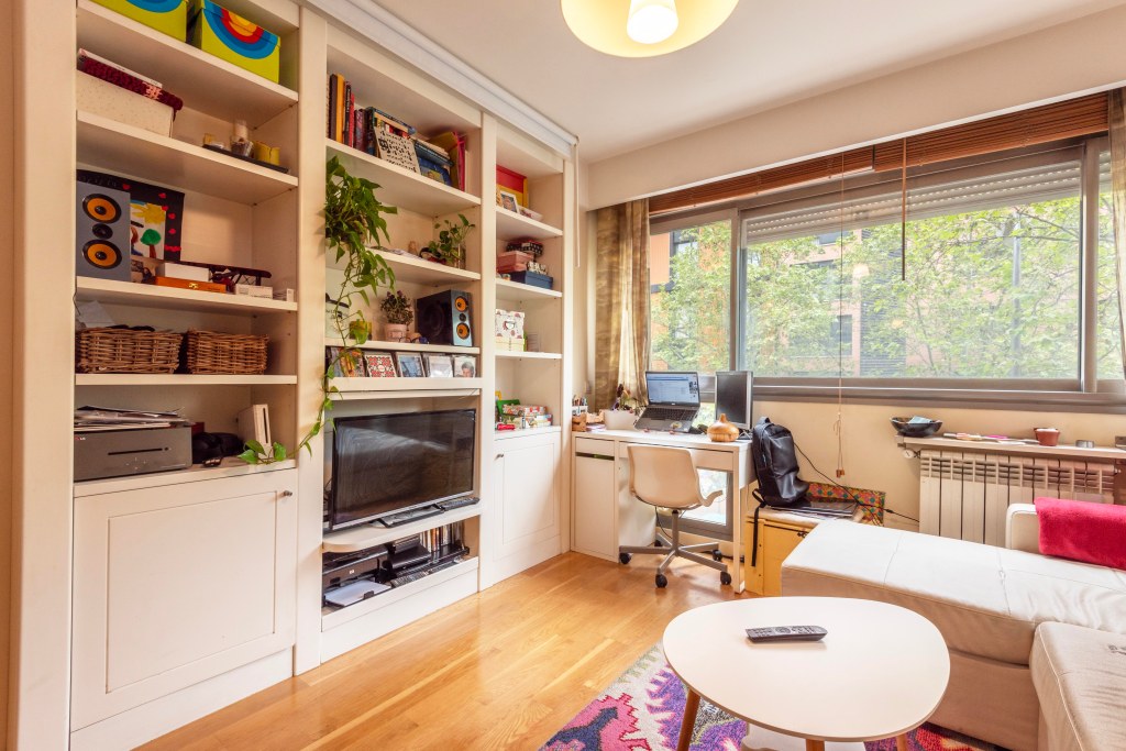 Dormitorio principal con armarios empotrados, captado con técnica HDR para detalles realistas