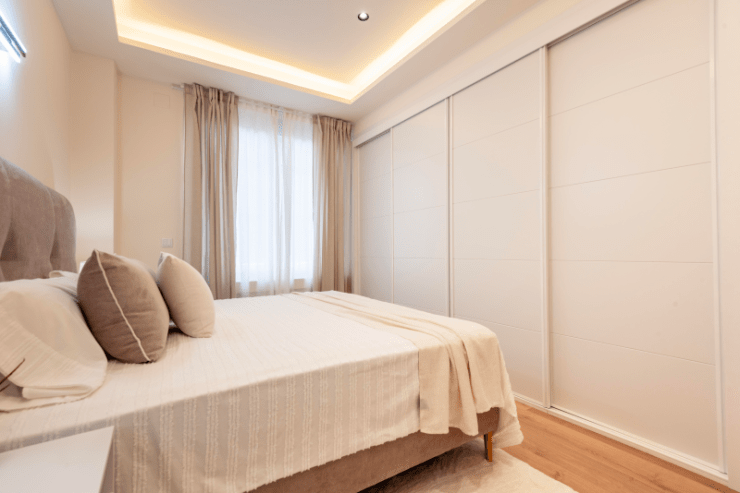 Fotografía Inmobiliaria de Interiores en Imperial, Arganzuela - Pasillo con Molduras
