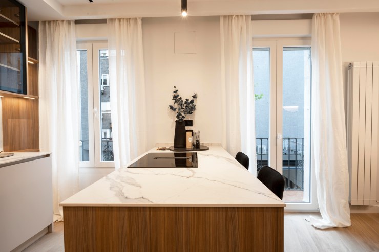 video inmobiliario alcalá, cocina con isla venta, servicio video hd viviendas, tour en video chorrillo, inversion logística alcalá