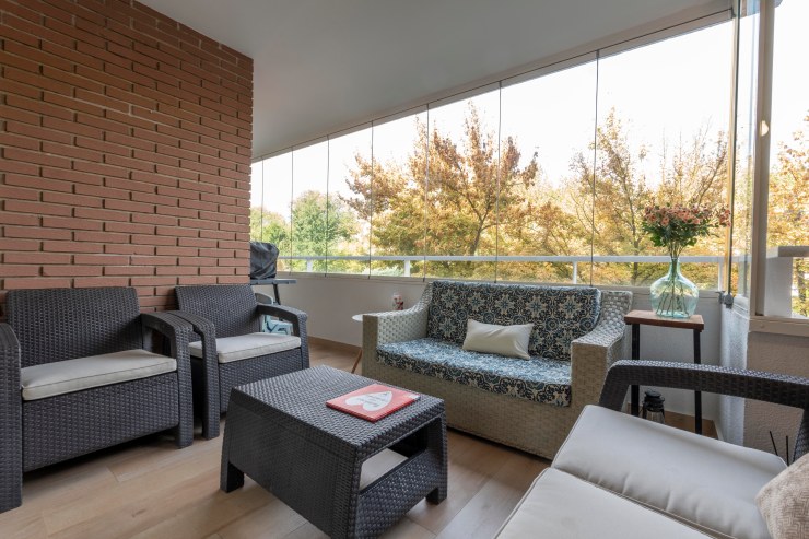 Jardín con piscina privada y solárium en villa de Aravaca.