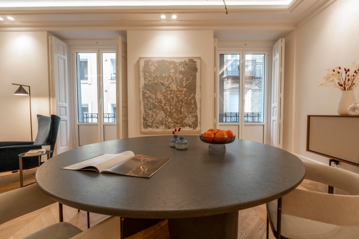 Comedor formal elegante conectado a salón principal en Alcobendas Norte.