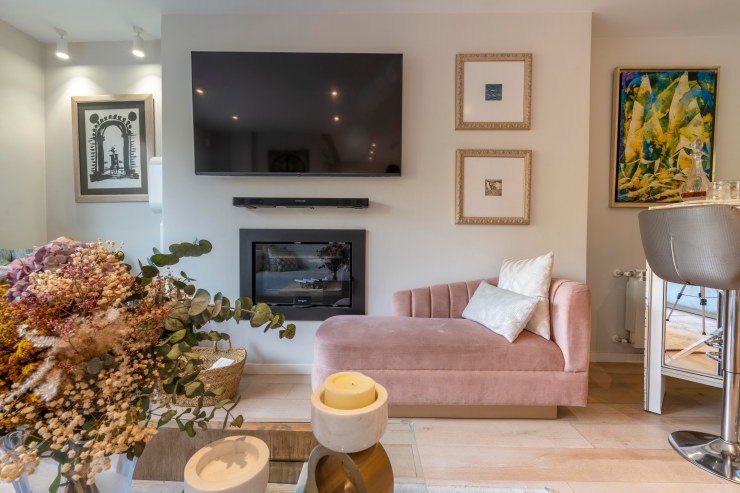 Comedor formal elegante con mesa de diez personas y vistas al jardín en villa Aravaca.