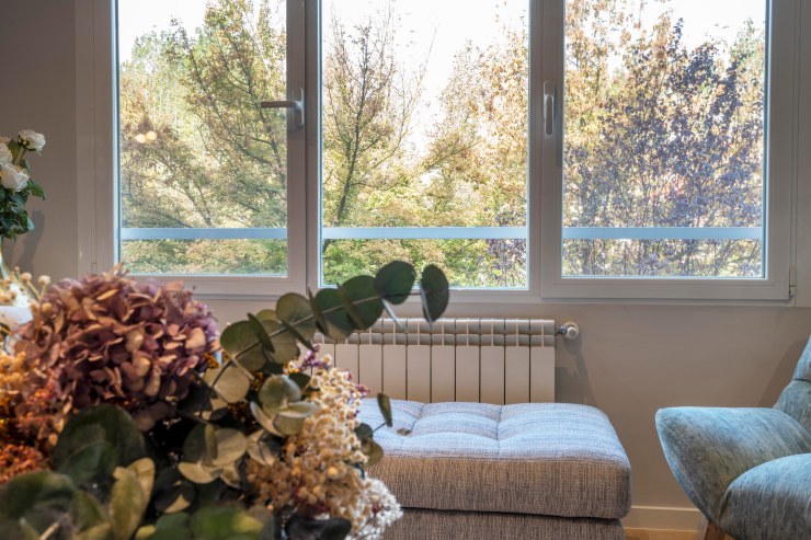 Terraza exterior cubierta con mobiliario de verano y vistas despejadas en Aravaca.