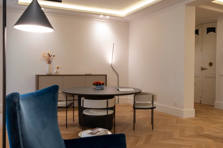 Comedor casual y funcional en planta baja de chalet pareado del Ensanche Alcobendas.