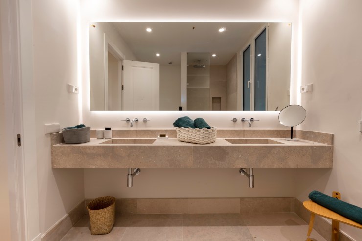 Baño principal con mármol y doble lavabo en urbanización de lujo Alcobendas.