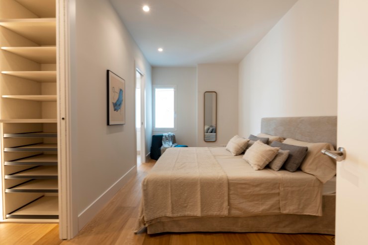 Fotografía de detalle de dormitorio principal de diseño con vestidor en propiedad de lujo, Pozuelo.