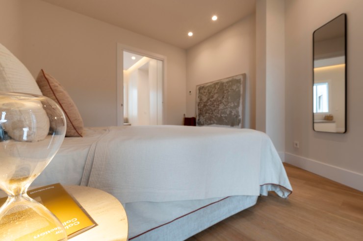 Fotografía de baño de cortesía con acabados de diseño en inmueble premium de Pozuelo.