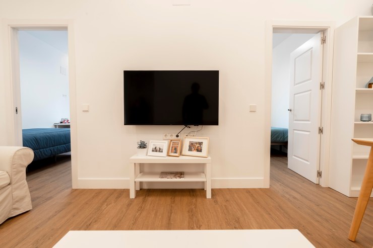 Reportaje fotográfico de alta calidad mostrando un jardín privado y fachada moderna en Móstoles, zona Sur.