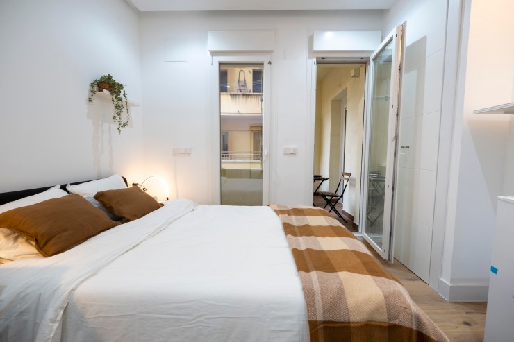 Fotografía de salón-comedor moderno con información de distribución espacial (Plano 2D) en Móstoles Central.