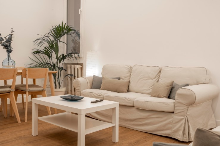 Cocina moderna y espaciosa con acceso a terraza, optimizada con Tour 360 para captar inversores en Móstoles Norte (URJC).