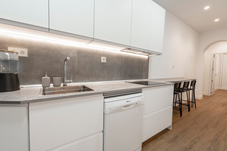 La producción de vídeo inmobiliario es crucial para mostrar la funcionalidad del garaje y el flujo de acceso de la propiedad. El vídeo transmite seguridad y comodidad, factores clave para el comprador metropolitano que valora las prestaciones logísticas.