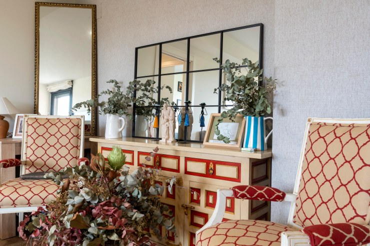 Reportaje fotográfico de alta calidad de la fachada y el acceso principal de una vivienda en Móstoles Sur.